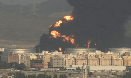 (Video) Explota instalación petrolera en Yeda previo al Gran Premio de Arabia Saudita