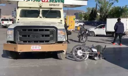 Motociclista resulta lesionado en accidente en Saltillo; camión de valores le quitó el derecho de paso