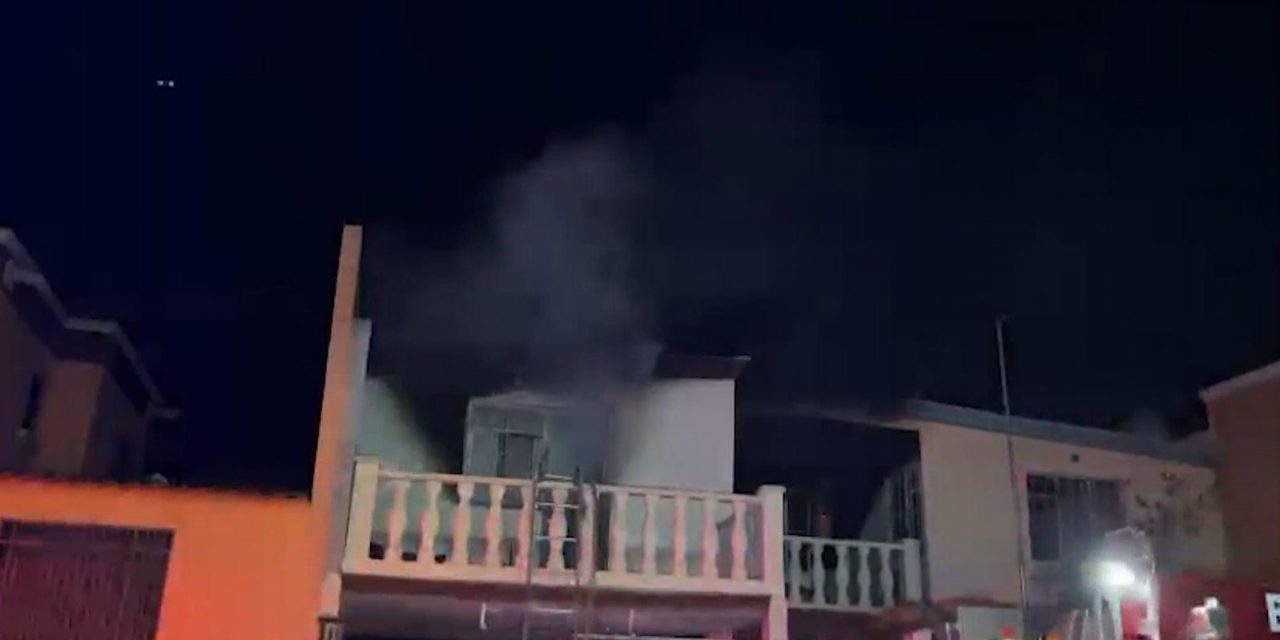Vecinos combaten incendio de vivienda de Saltillo, el fuego consumió muebles y ropa