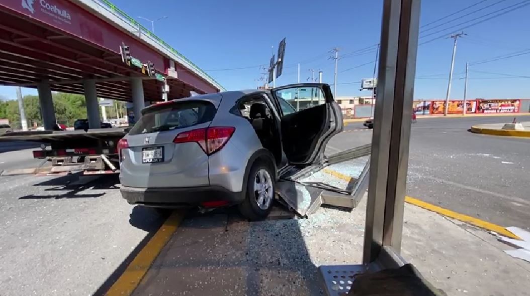 Se registra accidente en Saltillo; mujer de la tercera edad derriba anuncio publicitario