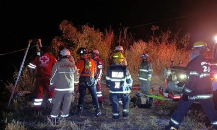 De milagro, rescatan con vida a joven de 17 años que cayó de barranco de 50 metros de altura en Jalisco