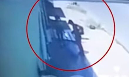 Captan a padres abandonando a bebé en un micro (Video)