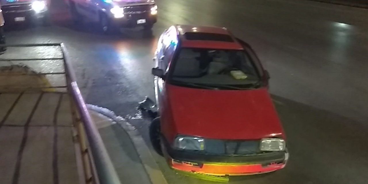 Auto se venía desarmando en Saltillo y ocasiona un accidente