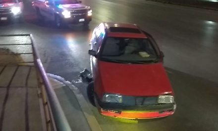 Auto se venía desarmando en Saltillo y ocasiona un accidente