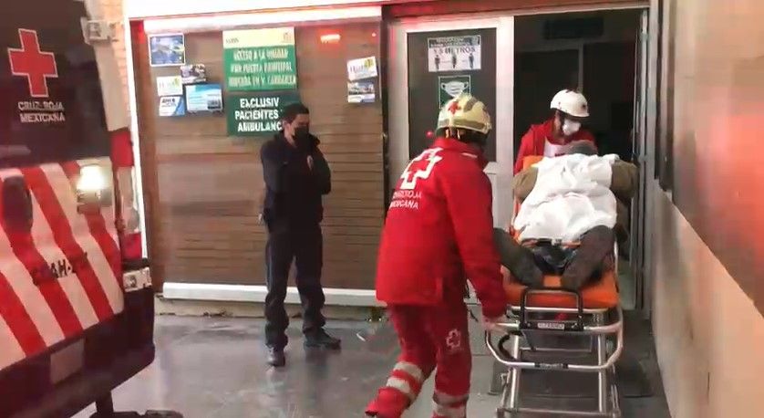 ¡Otro motociclista accidentado en Saltillo! Ignora la luz roja y se impacta contra un vehículo