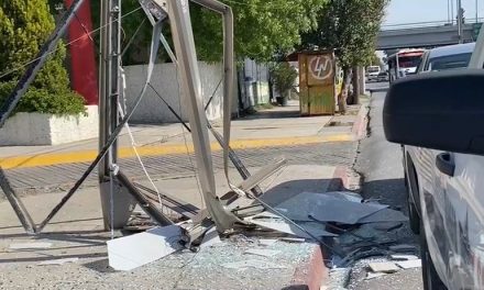Por ir ‘volando’; hombre choca contra un anuncio publicitario en Saltillo