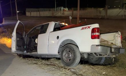 Marco iba a Arteaga pero terminó en un canal pluvial cuando otro vehículo casi lo choca