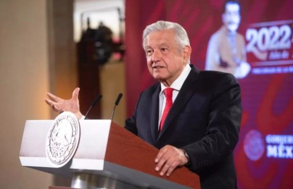 AMLO afirma que mujeres que se manifestarán en el 8M se están preparando con sopletes y bombas molotov