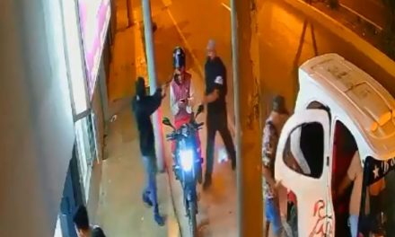 Dispara ladrón a su cómplice por error durante asalto (video)