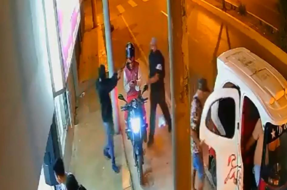Dispara ladrón a su cómplice por error durante asalto (video)