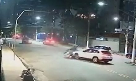 ¡A todo motor! Mujer atropella a ladrones que intentaban robarle