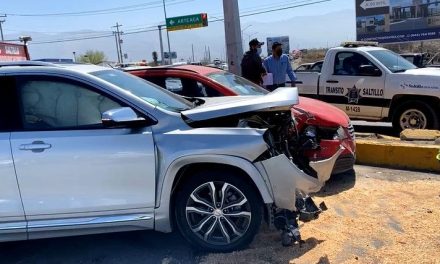 Niño y mujer terminan en el hospital por aparatoso choque en el bulevar Colosio de Saltillo