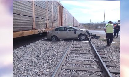 Conductor borracho le quiso ganar el tren y perdió su auto en Ramos Arizpe
