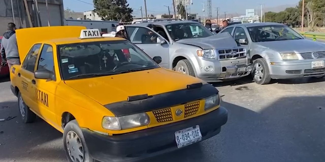 Cinco vehículos chocan en Paseo de la Reforma, en Saltillo