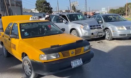 Cinco vehículos chocan en Paseo de la Reforma, en Saltillo