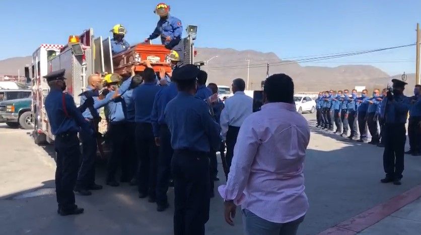 Entre lagrimas, familiares y amigos despiden en Saltillo al comandante de bomberos Abel