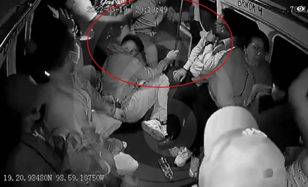 Muere ladrón después de lanzarse de combi que asaltó (Video)