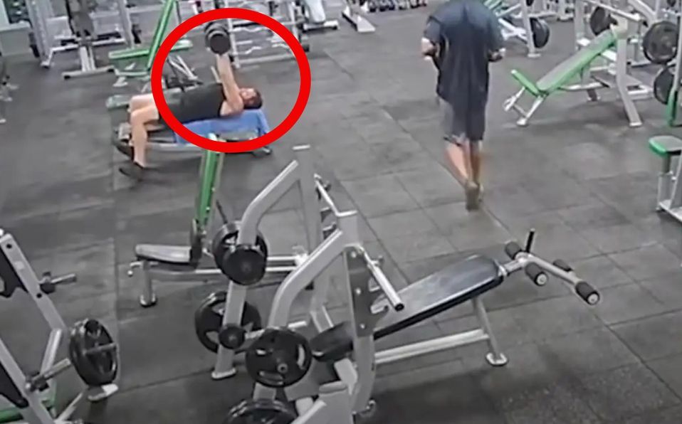 Hombre ‘finge’ tropezarse en un gimnasio y le deja caer una pesa en la cabeza a una persona que hacía ejercicio