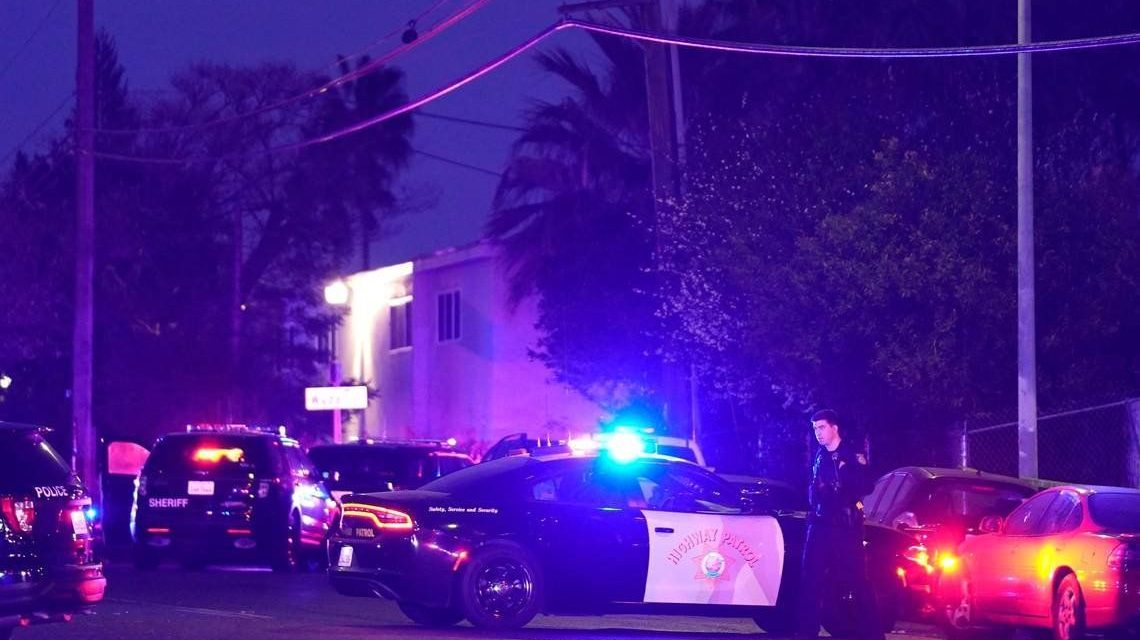 Hombre entra a iglesia y mata a sus tres hijos; luego se dispara en California