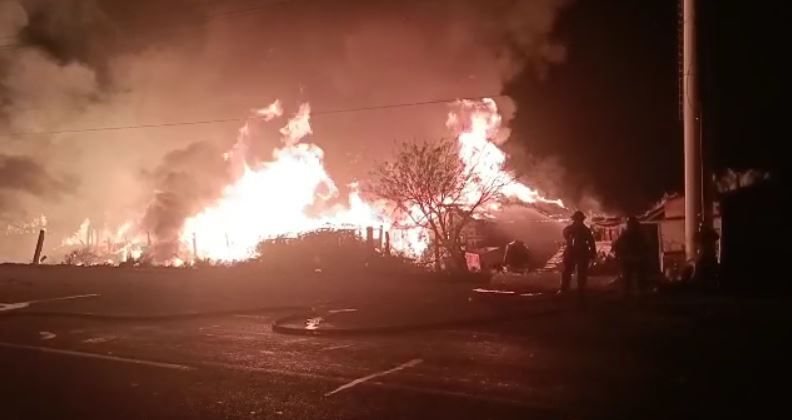 Incendio consume tejabanes en la carretera Saltillo-Torreón