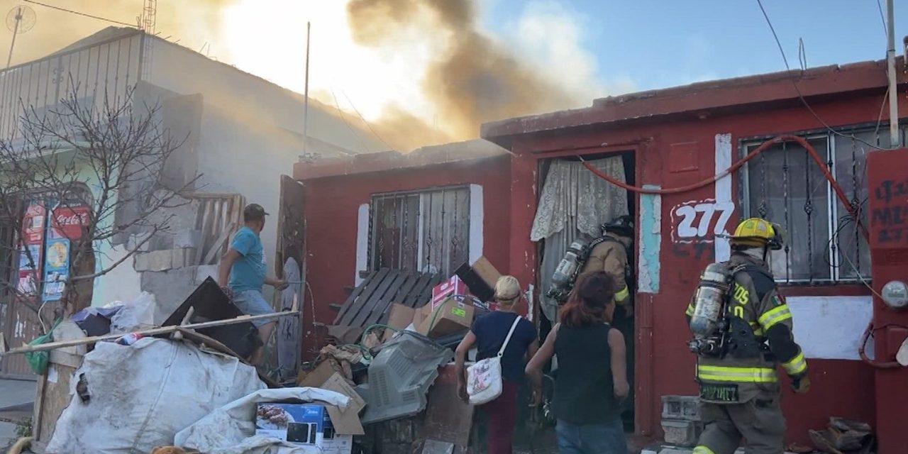 Fuego arrasa con una casa en Saltillo