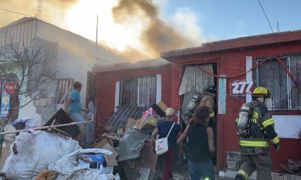 Fuego arrasa con una casa en Saltillo