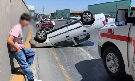 Menor de 17 vuelca cerca de la Central de Abastos de Saltillo