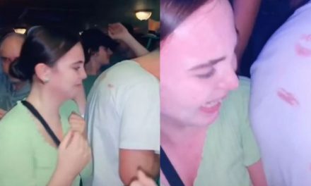 ‘La maldad hecha mujer’: joven marca con labial a hombres en antro (Video)
