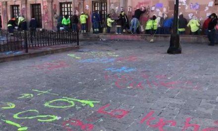 Servicios públicos limpian la plaza Nueva Tlaxcala en Saltillo tras marcha del 8M