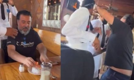 Integrante de Molotov hace una ‘broma’ y le da un pastelazo a un mesero