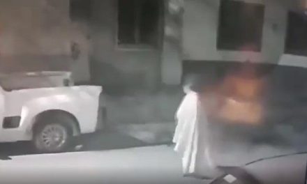 Esto es lo que se sabe la mujer vestida de blanco caminando en calles de Torreón (video)