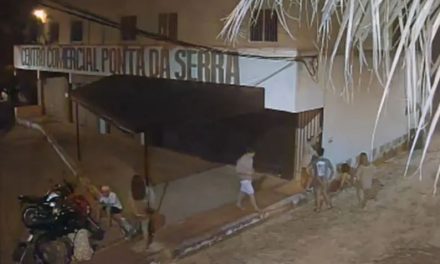 Dejan tirada a mujer borracha en la calle y motociclista abusa de ella