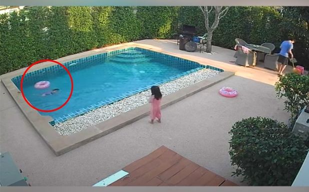 Bebé casi muere ahogada, cae alberca, pero su pequeña hermana la salva (Video)