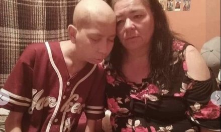 Mujer pide apoyo para trasladar a su hijo a su tratamiento para la leucemia