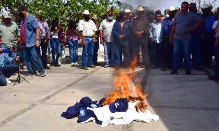 Alcaldes de Tamaulipas queman camisetas del PAN y llegan a Morena