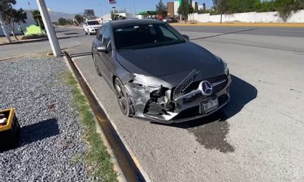Le pega un auto de lujo por accidente en Saltillo