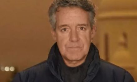 Periodista es sorprendido por una explosión en Ucrania (Video)