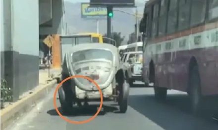 Captan a un vocho que es empujado por los pies al estilo de Pedro Picapiedra