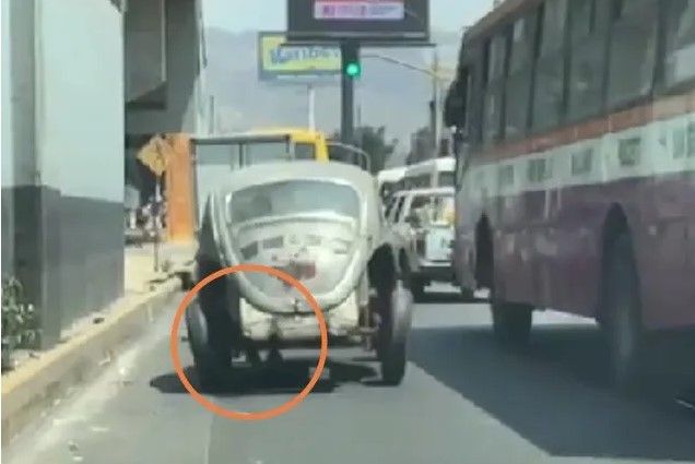 Captan a un vocho que es empujado por los pies al estilo de Pedro Picapiedra