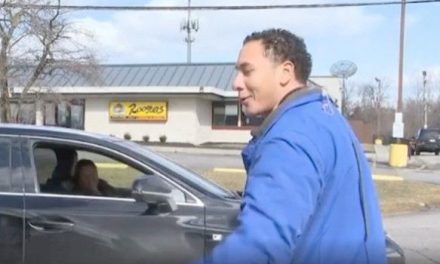 ‘¡Hola bebé!’; reportero detiene su transmisión porque su madre llega a saludarlo