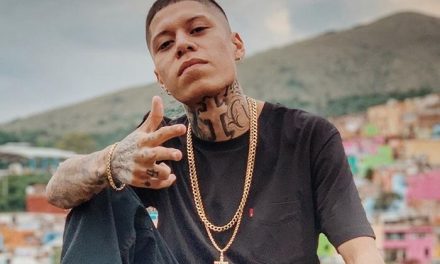 ¿Por qué le lanzaron celulares a Santa Fe Klan durante un concierto?