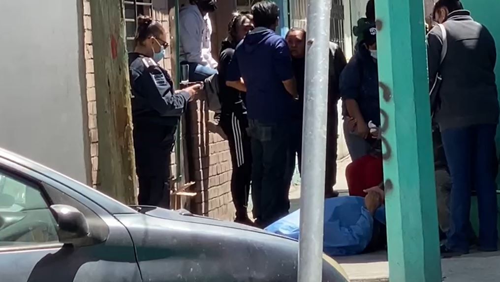 Se desvanece y muere en la banqueta, en Saltillo