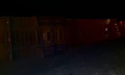 Trailero pierde el control de su vehículo y termina volcado en la Torreón-Saltillo