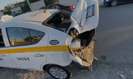 Transporte público provoca carambola en Saltillo; taxi queda como acordeón