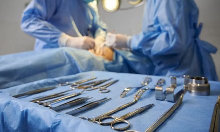 Médicos dejan tijeras en el estómago de paciente
