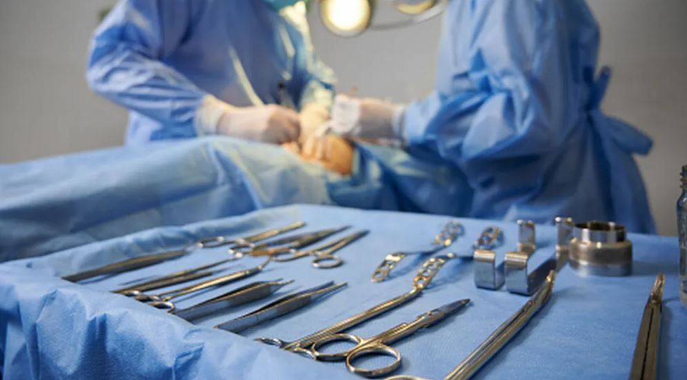 Médicos dejan tijeras en el estómago de paciente