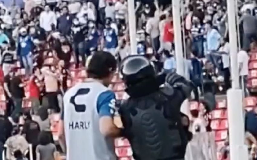 Portero suplente del Querétaro le pide a un policía que haga algo ante la violencia y fue ignorado