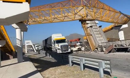 Tráiler se impacta contra puente peatonal que está a punto de derrumbarse en la Saltillo-Monterrey (video)