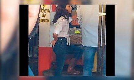 Mientras tú te freseas,  captan a Eva Longoria en puesto de tacos en Monterrey