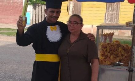 Se gradúa vendedor de papas y palomitas a los 52 años